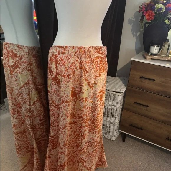Satin Orange and Cream Skirt - Picture 3 of 3